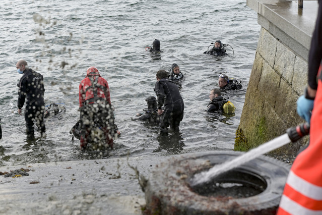 Archivo - Limpieza de fondos marinos en el festival Mar de Mares