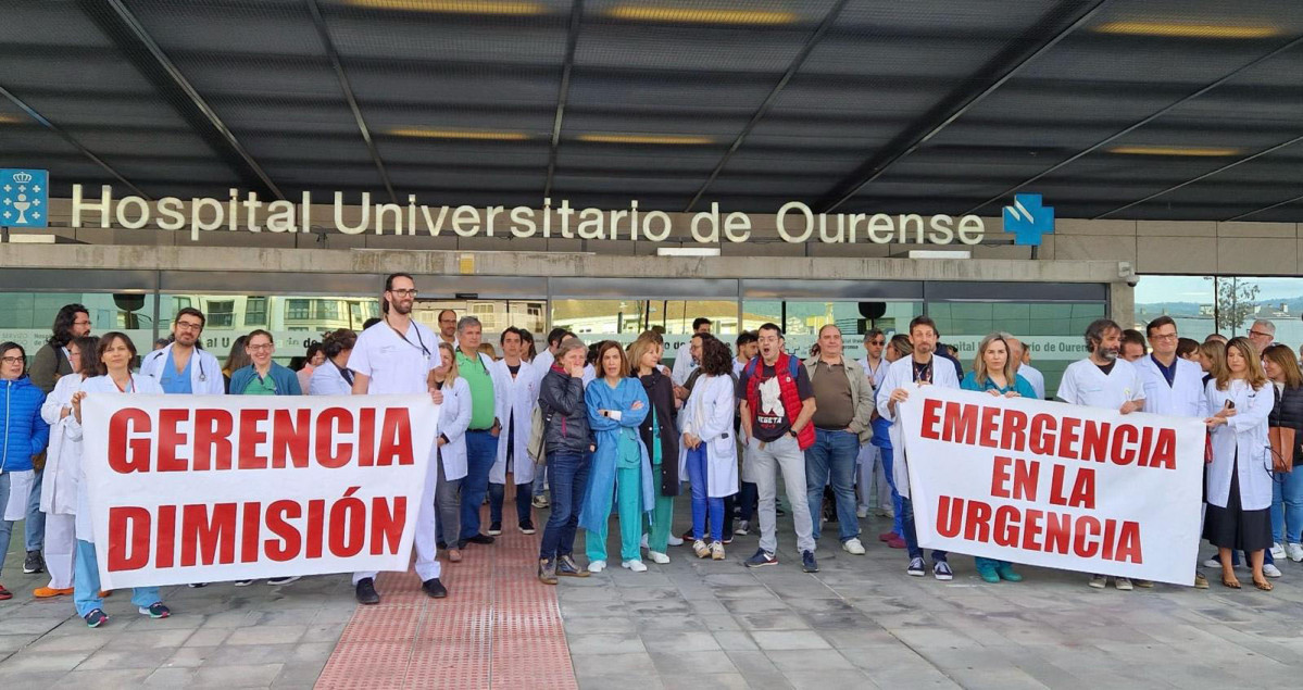 Protesta de SIMEGA ante el SERGAS en Ourense