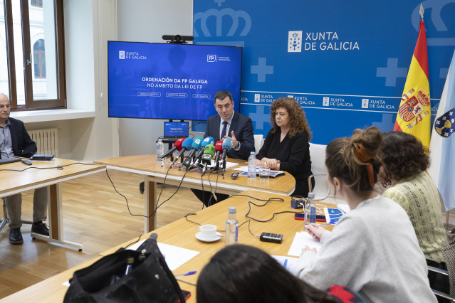 El conselleiro de Educación, Román Rodríguez, y la directora xeral de FP, Eugenia Pérez, informan de las novedades de FP para el próximo curso.