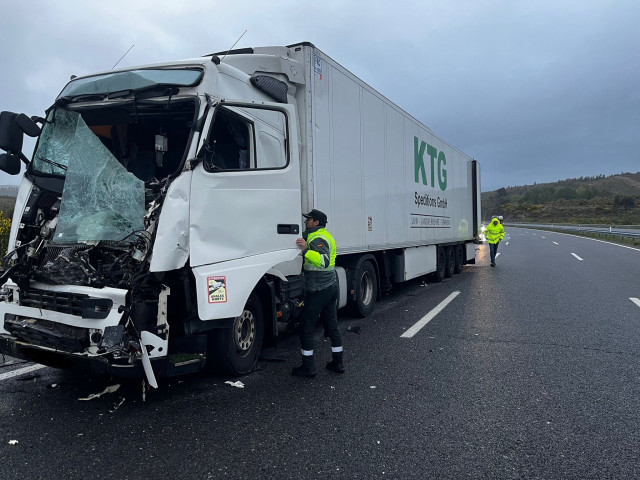 Camión accidentado en Vilardevós (Ourense)