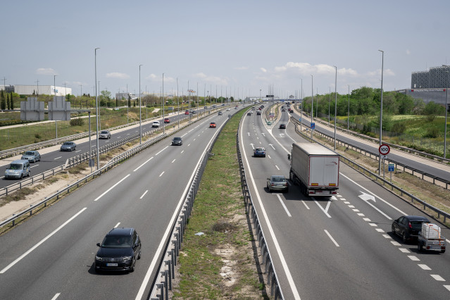 Archivo - Varios vehículos en la A-5 el día que comienza la operación salida del puente de mayo 2022, a 29 de abril de 2022, en Madrid (España). La Dirección General de Tráfico (DGT) pone en marcha la 'Operación de Tráfico 1º de mayo', un dispositivo espe