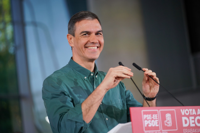 El presidente del Gobierno, Pedro Sánchez, durante el acto de cierre de campaña del partido, en el Palacio Euskalduna, a 19 de abril de 2024, en Bilbao, Vizcaya, País Vasco (España). Sánchez se ha trasladado al País Vasco por tercera vez durante esta camp