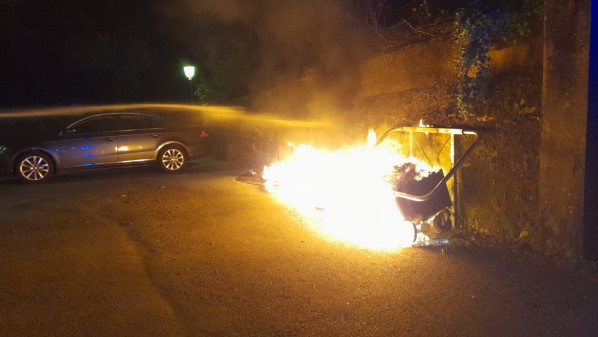 Arden varios contenedores de madrugada en A Pobra do Caramiñal