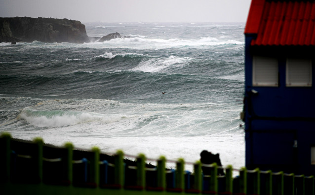 Archivo - Playa de Cobas, a 20 de octubre de 2023, en Ferrol, A Coruña, Galicia (España). La Xunta ha activado para hoy la alerta roja por temporal costero en el litoral Norte y Noroeste de la provincia de A Coruña, incluyendo la ciudad, y en la costa luc