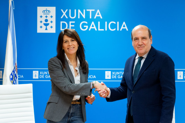 La conselleira de Vivenda e Planificación de Infraestruturas, María Martínez Allegue y el presidente del Consello da Avogacía Galega, Augusto Pérez-Cepeda.