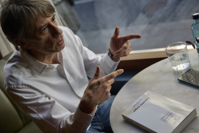 Archivo - El escritor Juan Tallón durante una entrevista con Europa Press por su novela 'Obra maestra', en el Hotel de las Letras, a 31 de enero de 2022, en Madrid (España). El periodista y escritor relata en el libro la historia real sobre la escultura d