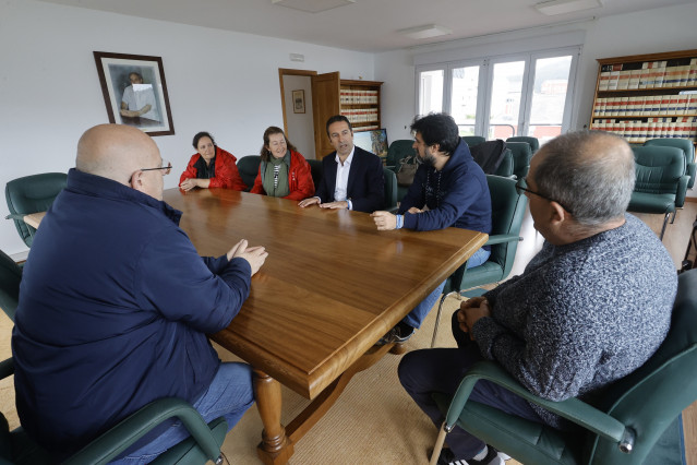 Alfonso Villares traslada al alcalde de Mañón los avances en la tramitación de la caseta del puerto de Bares