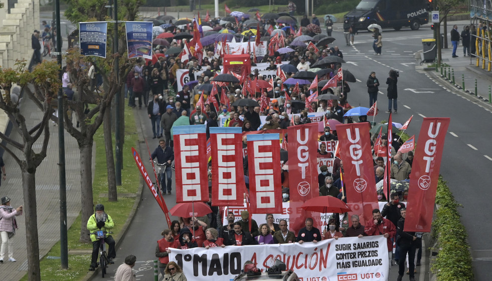 Archivo - Centenares de personas marchan, durante la manifestación por el Día Internacional de los Trabajadores o Primero de Mayo, desde la Delegación del Gobierno, a 1 de mayo de 2022, en A Coruñ