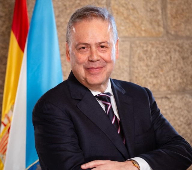 Denuncian relaciones del conselleiro de Sanidade con intereses privados farmacéuticos y tecnológicos