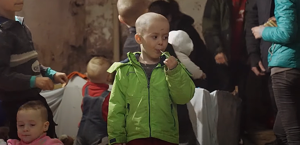 Niu00f1os de Ucrania refugiados durante la batalla de Mariupol en una imagen del documental 20 du00edas en Mariupol