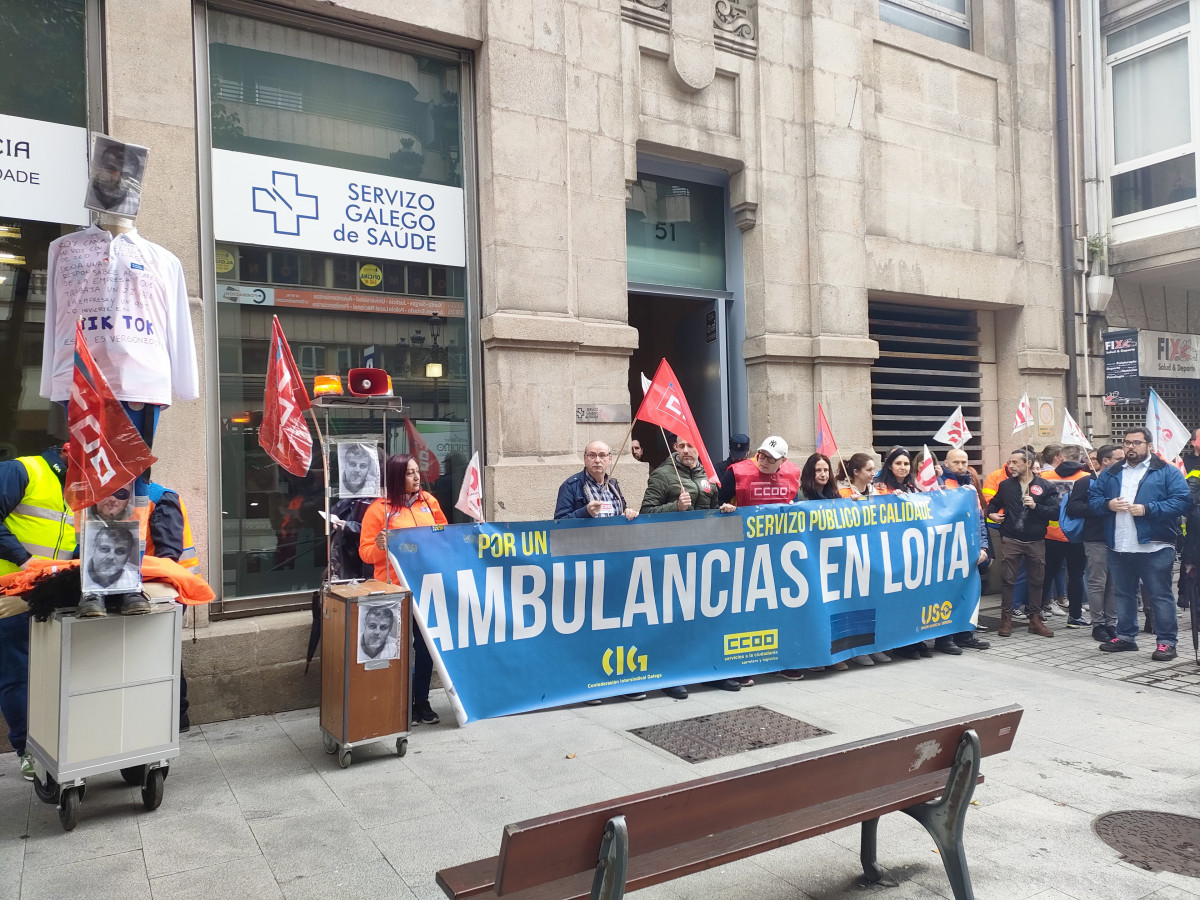 Concentración de trabajadores de Ambulancias do Atlántico frente a la dirección provincial del Sergas en Vigo, a 2 de mayo de 2024.