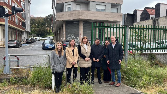 El delegado del Gobierno en Galicia, Pedro Blanco, ha informado en Oruense de la mejora de la seguridad en la línea del tren al paso por Ourense y Sarria con la próxima supresión de siete pasos a nivel en los que Adif invierte 7 millones