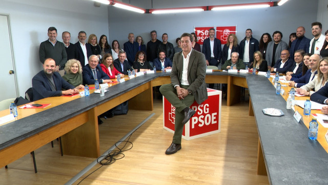 José Ramón Gómez Besteiro junto a la nueva Ejecutiva del PSdeG