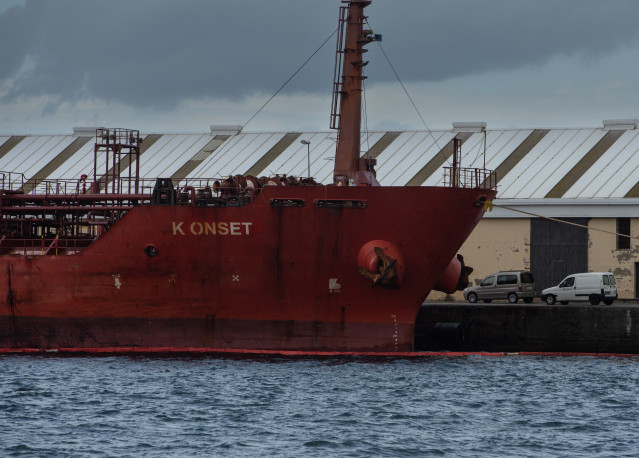 Vista de un barco procedente de Liberia ha vertido miles de litros de fuleoil, en el puerto de Ceuta, a 1 de mayo de 2024, en Ceuta (España). La Autoridad Portuaria de Ceuta ha activado durante la madrugada de hoy su protocolo anticontaminación para contr