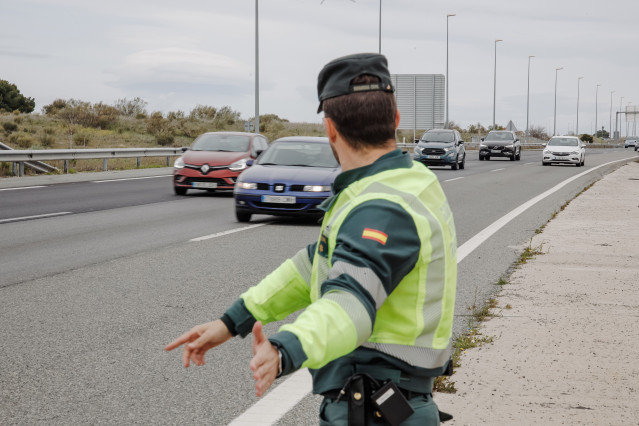 Archivo - Un agente de la Guardia Civil en un dispositivo de vigilancia de tráfico en la A-5, el día en que arranca la operación salida de Semana Santa 2022, a 8 de abril de 2022, en Madrid-