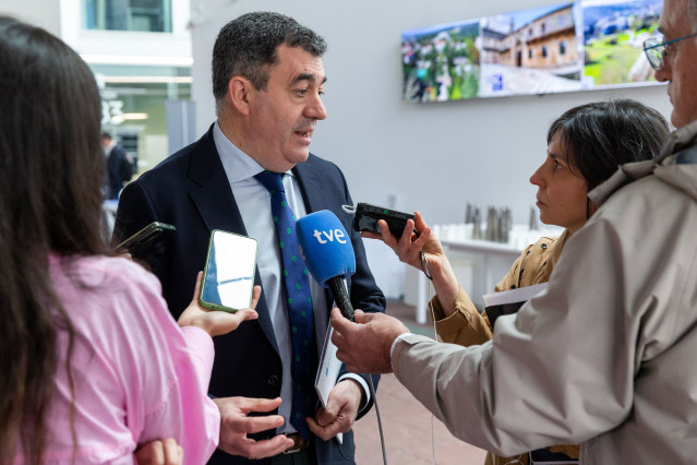 El conselleiro de Educación, Ciencia, Universidades e FP, Román Rodríguez, atiende a los medios antes de la inauguración de las XXI Xornadas CRUE Internacionalización e Cooperación