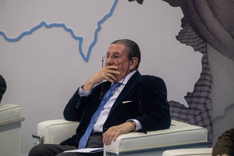 Paco Vázquez, entre los firmantes de un manifiesto que pide no votar a Illa en las elecciones catalanas