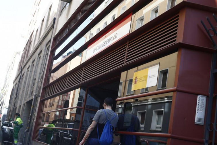 El paro baja en casi 12.000 personas en julio