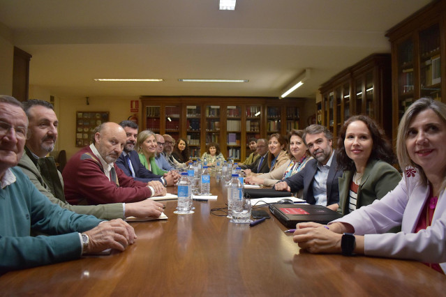 Reunión entre la alcaldesa Goretti Sanmartín y su equipo y el Foro Cívico.