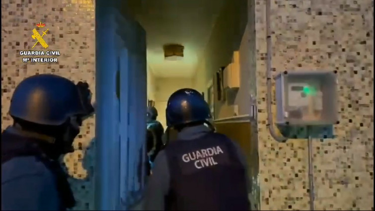 (VÍDEO) Desarticulan un punto de venta de droga a menores en Cambre con dos detenidos