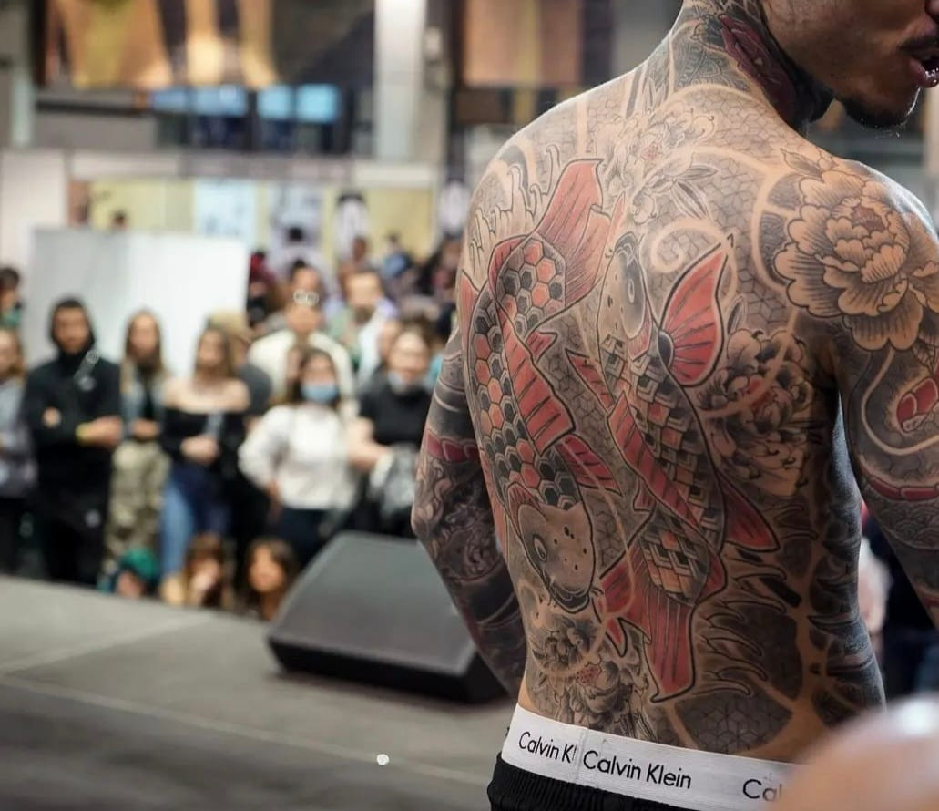 Un modelo en una convenciu00f3n de tatuadores