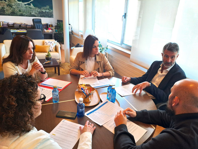 El presidente de la Federación Galega de Municipios e Provincias (Fegamp), Alberto Varela, y la alcaldesa de de Burela (Lugo), Carmela López, mantienen una reunión.