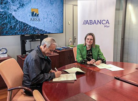 El presidente de Armadores de Burela, S.A., Abelardo Basanta, y la directora territorial de ABANCA en Lugo, Zaira Dapena, durante la firma del acuerdo.