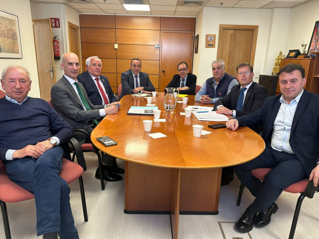 Alcaldes de los municipios gallegos de A Lama, Outeiro de Rei, Curtis, Pereiro de Aguiar y Monterroso mantienen un encuentro con el secretario de Instituciones Penitenciarias y el director general.