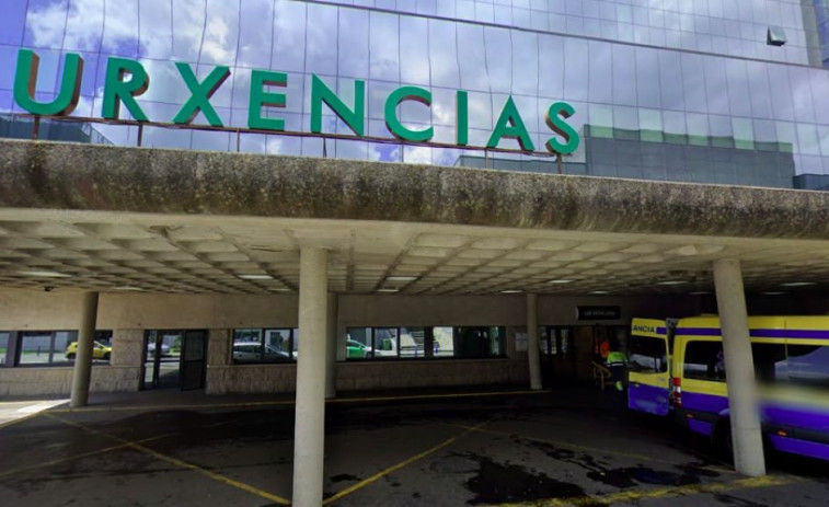 Pacientes alertan de colapso en urgencias en Santiago con 12 enfermos graves en los pasillos y el SERGAS lo rebate