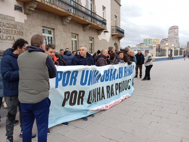 Archivo - Protesta de mariscadores de la ría de O Burgo