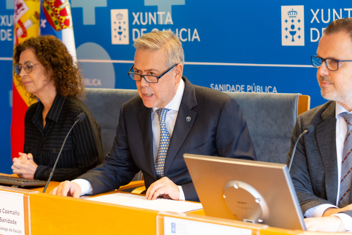 La directora xeral de Saúde Pública, Carmen Durán, el conselleiro de Sanidade, Antonio Gómez Caamaño, y el jefe de servicio de Pediatría del CHUS, Federico Martinón.