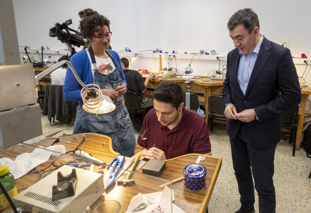 La Escola Mestre Mateo de Santiago contará con una nueva promoción de la modalidad dual de Joyería y Complementos.