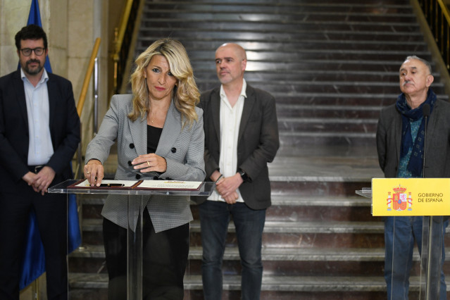 La vicepresidenta segunda y ministra de Trabajo, Yolanda Díaz, firma un acuerdo de diálogo social con UGT y CCOO, en la sede del Ministerio, a 8 de mayo de 2024, en Madrid (España). Yolanda Díaz ha firmado este acuerdo de diálogo social de mejora de la pr