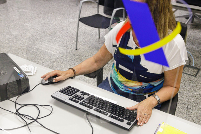 Archivo - Una mujer trabaja en la Agencia Tributaria para presentar la declaración de la renta correspondiente al ejercicio de 2022, en la Administración de Hacienda de Montalbán, a 1 de junio de 2023, en Madrid (España). Desde hoy la Agencia Tributaria a