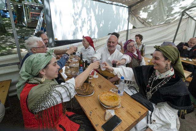 Archivo - Varias personas, algunas con traje regional, comen y beben durante las Fiestas de la Ascensión, en el Parque de la Alameda, a 26 de mayo de 2022, en Santiago de Compostela, A Coruña, Galicia, (España). Tras dos años de ausencia por la pandemia v