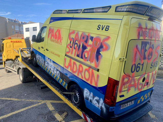 Imagen de una ambulancia pintada.