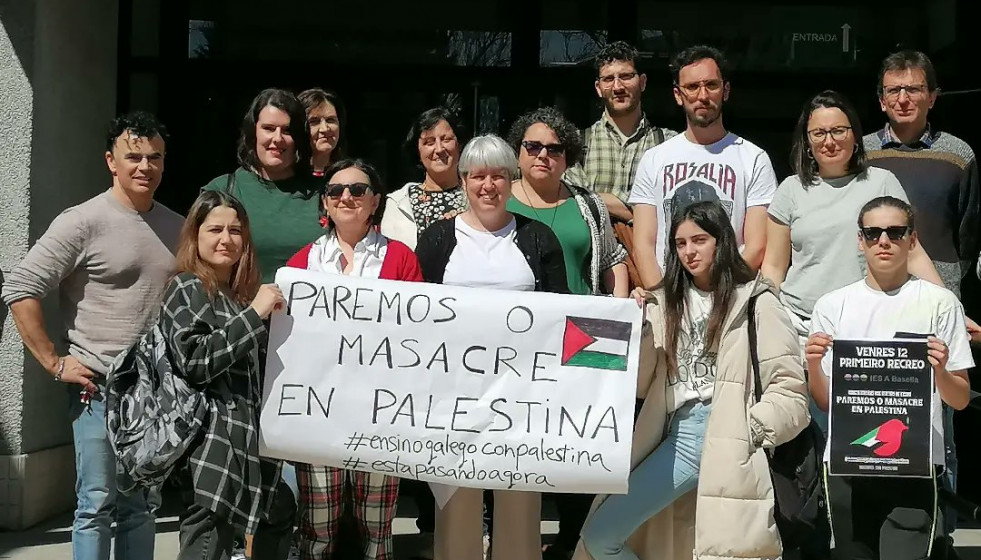 Docentes con Palestina en una imagen de IES Basella de A Illa de Arousa en su cuenta de Twitter