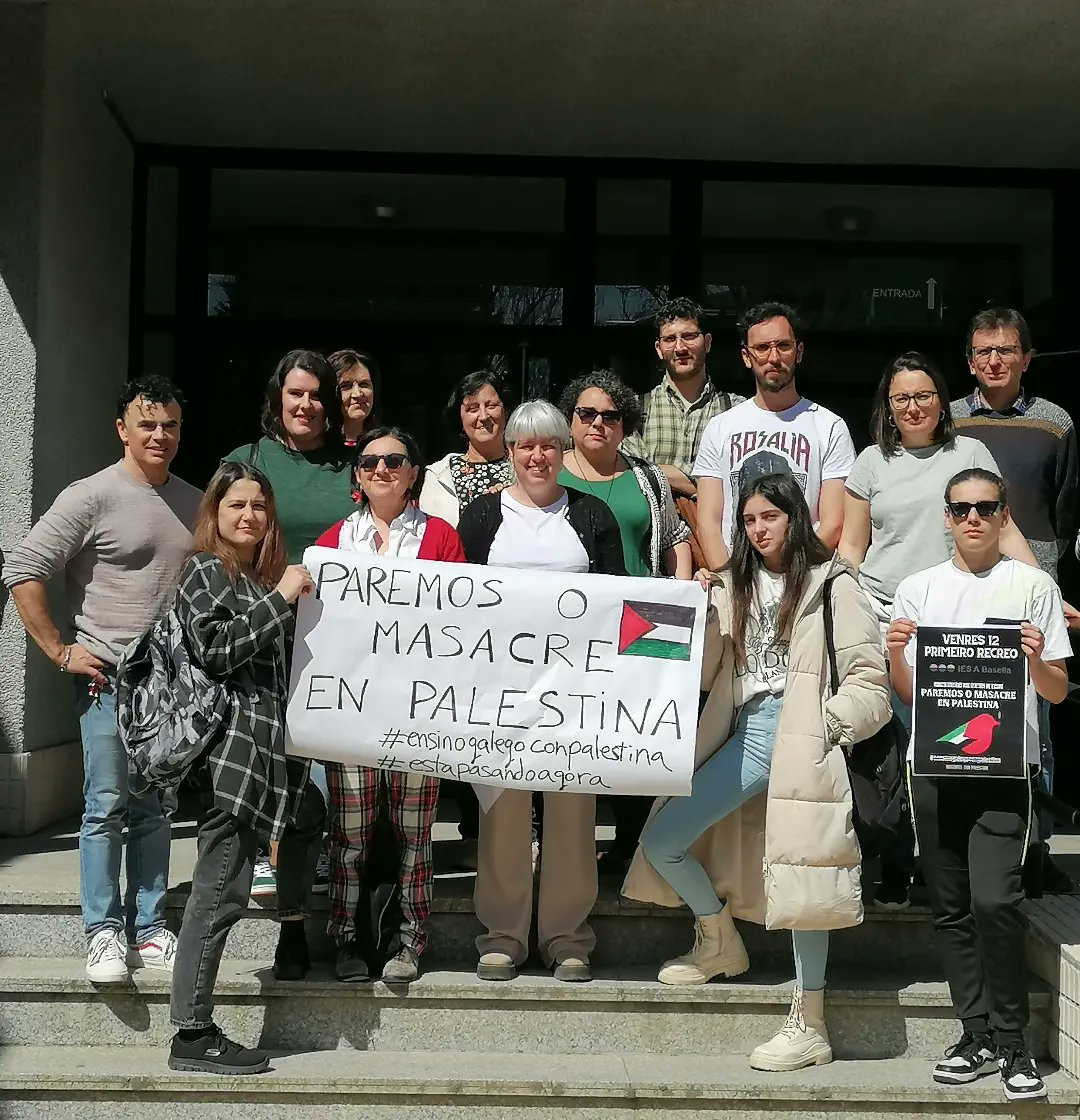 Docentes con Palestina en una imagen de IES Basella de A Illa de Arousa en su cuenta de Twitter