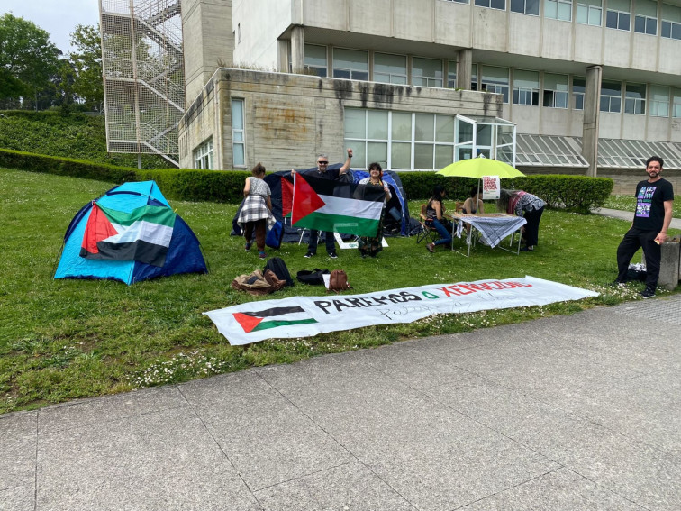 Universitarios de la UDC arrancan una acampada en apoyo al pueblo palestino