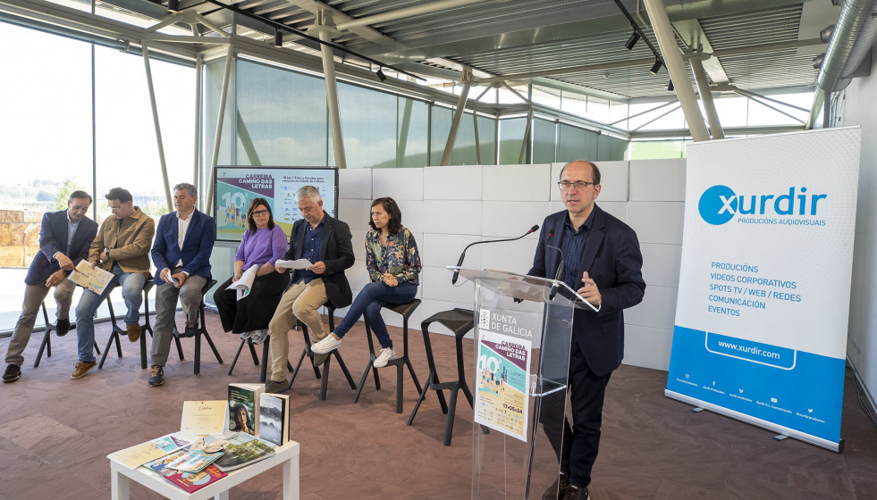 O secretario xeral de Lingua, Valentín García, acompañado do director xeral de Cultura, Anxo M. Lorenzo, presentan en rolda de prensa a X Carreira Camiño das Letras.