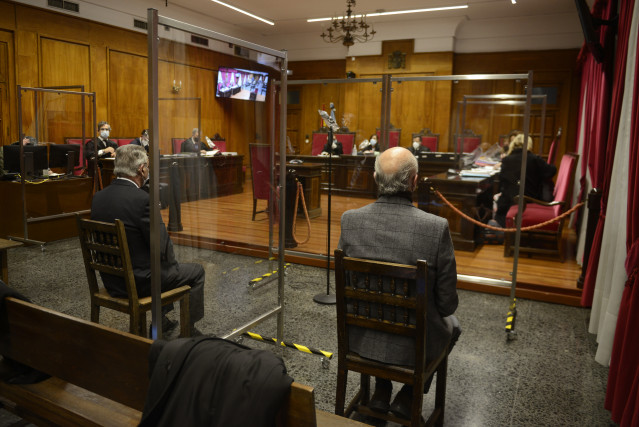 Archivo - (I-D) El ex edil de Urbanismo Ricardo Campo, y el ex alcalde de Ourense del Grupo Popular Manuel Cabezas, durante la celebración del juicio por prevaricación y malversación en la Audiencia Provincial de Ourense, a 17 de enero de 2022, en Ourense