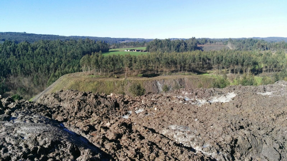 Zona de acumulaciu00f3n de lodos en terrenos de la mina de Touro en una foto de Ecoloxistas en Acciu00f3n