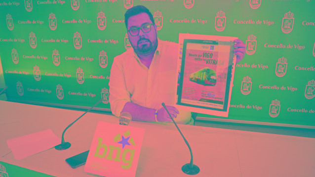 El portavoz municipal del BNG en Vigo, Xabier Pérez Igrexas, denuncia una campaña de Vitrasa, concesionaria del bus urbano, con el logo del Ayuntamiento, y pide explicaciones sobre quién la financia.