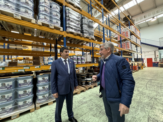 El delegado del Gobierno, Pedro Blanco, con el gerente de Bricosyl, Jesús Torrado