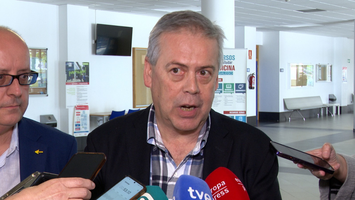 El conselleiro de Sanidade, Antonio Gómez Caamaño, junto con el gerente del área sanitaria de Santiago-Barbanza, Ángel Facio.