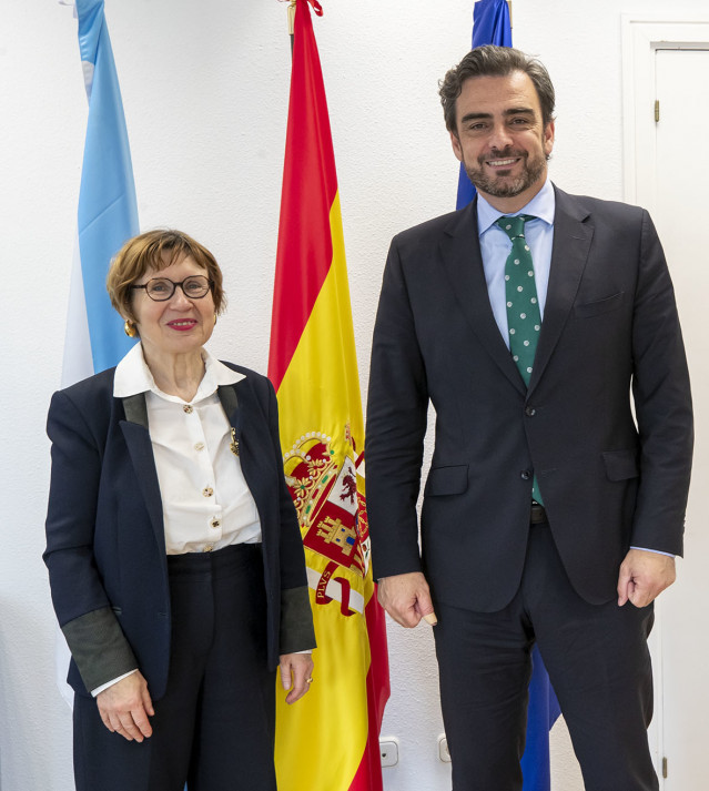 El conselleiro de Presidencia, Xustiza e Deportes, Diego Calvo, se reúne con la cónsul general de Francia en Bilbao, Marianne Carré.