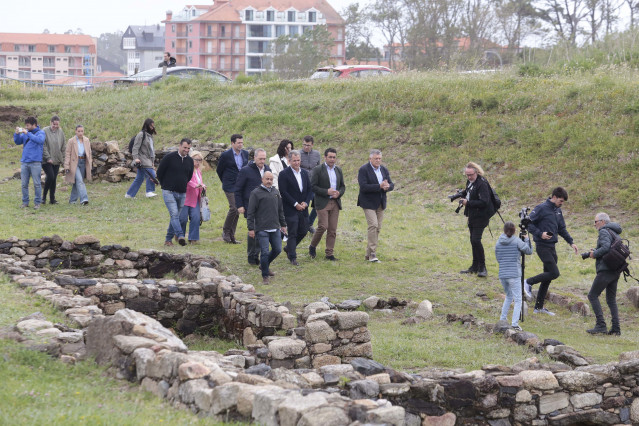 El presidente de la Diputación de Pontevedra, Luis López, visita el yacimiento arqueológico del entorno de la ermita de A Lanzada.