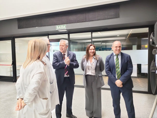 El conselleiro de Sanidade, Antonio Gómez Caamaño, en su primera visita al Chuvi como nuevo responsable de esta área del gobierno gallego.