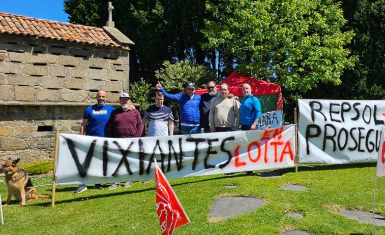 Vigilantes de Prosegur cumplen 15 días acampados ante la refinería de A Coruña entre presiones y silencio de Repsol