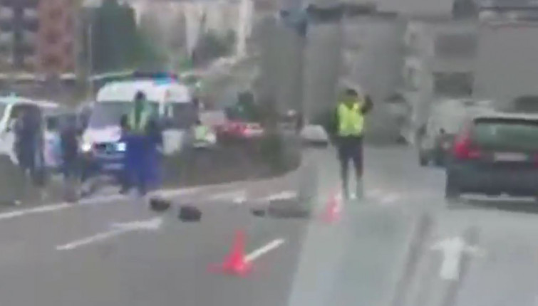Accidente mortal al caerse un motorista impactando contra un semáforo en Matogrande, A Coruña (vídeo)